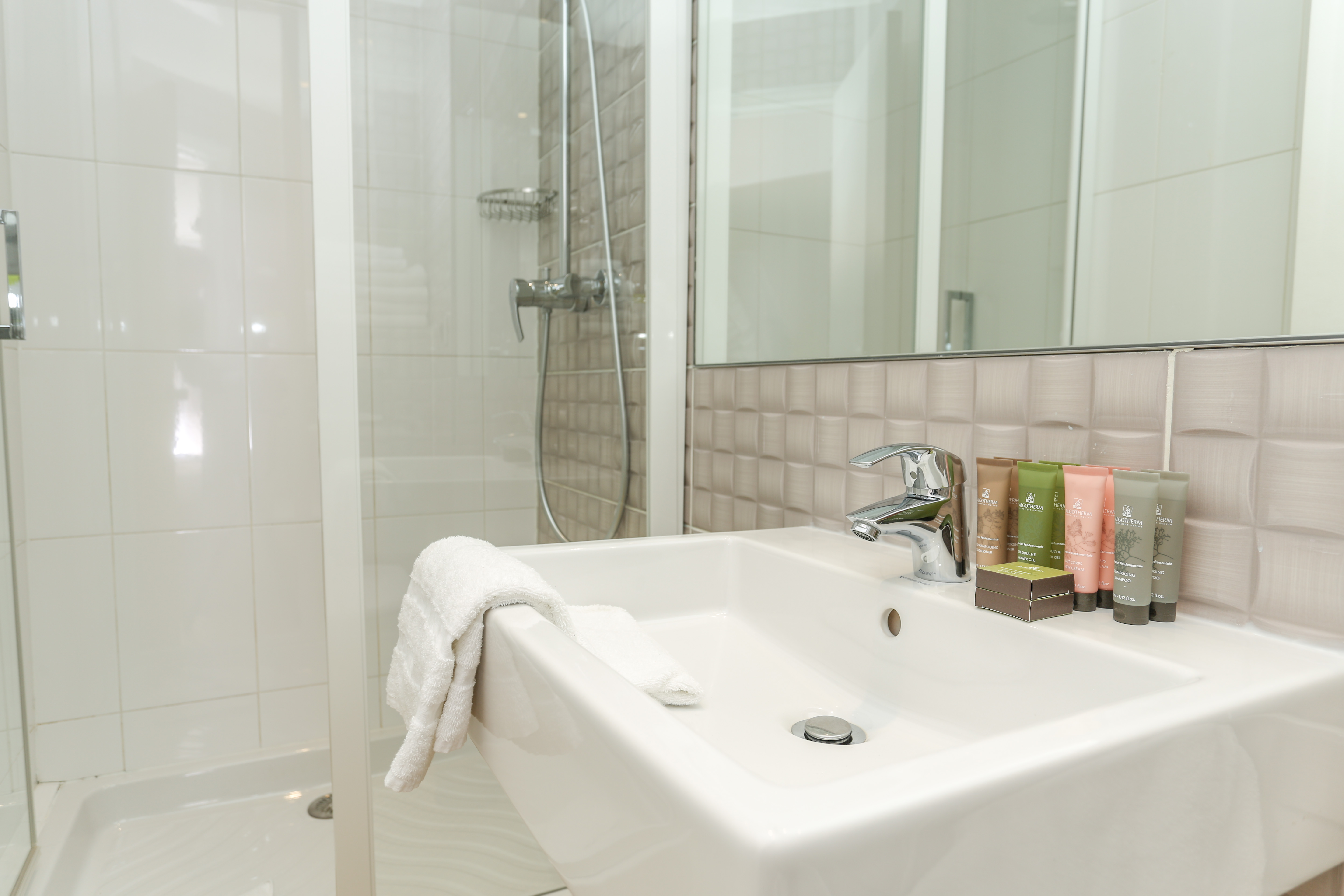 Quadruple-Room-bathroom