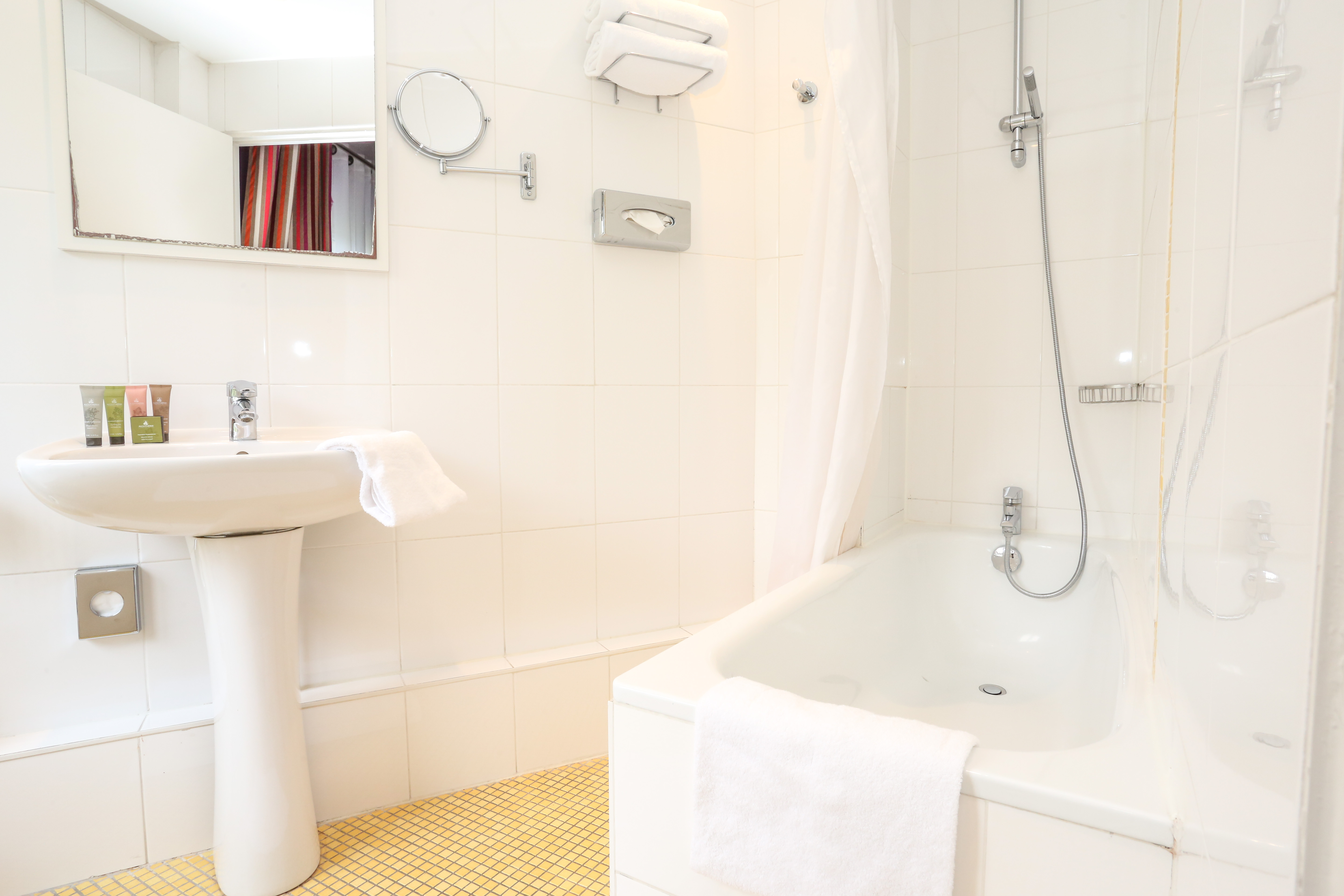 Triple-Room-bathroom